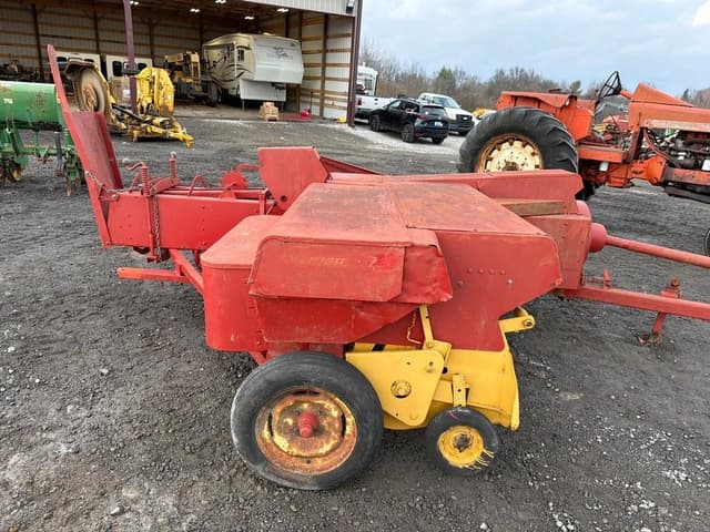 Image of New Holland 273 equipment image 3