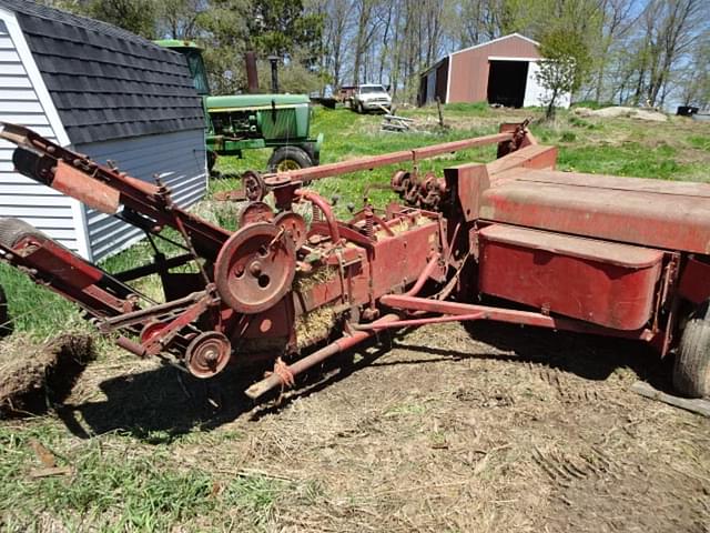 Image of New Holland 273 equipment image 2