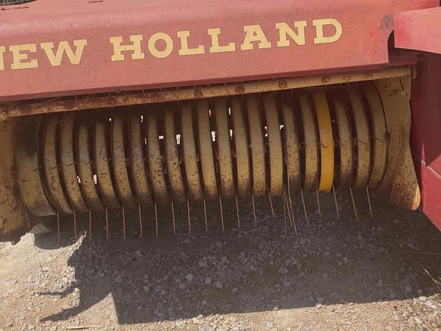 Image of New Holland 275 equipment image 3