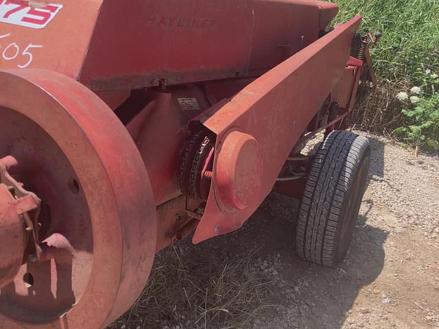 Image of New Holland 275 equipment image 2