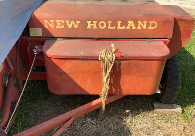Image of New Holland 275 equipment image 4