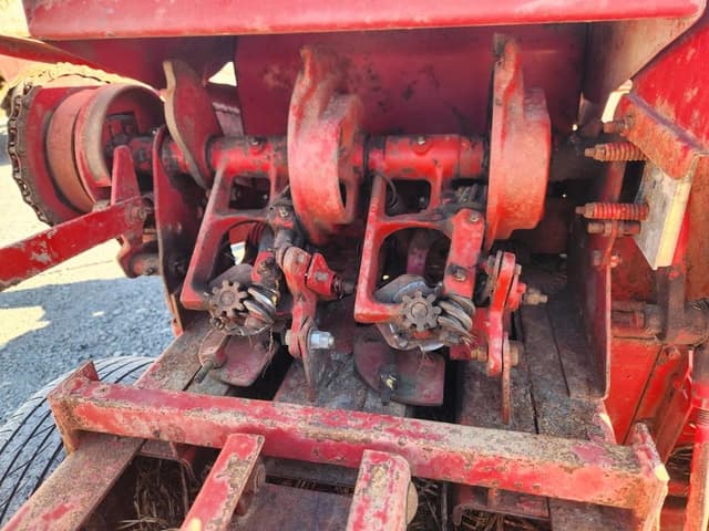 Image of New Holland 275 equipment image 4