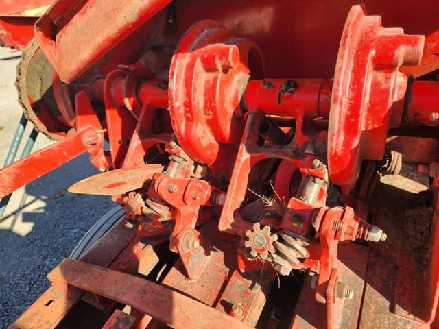 Image of New Holland 275 equipment image 4