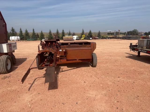 Image of New Holland 275 equipment image 3