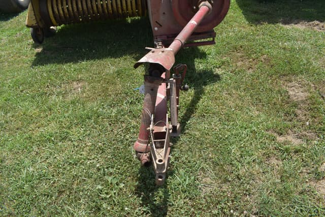 Image of New Holland 275 equipment image 3