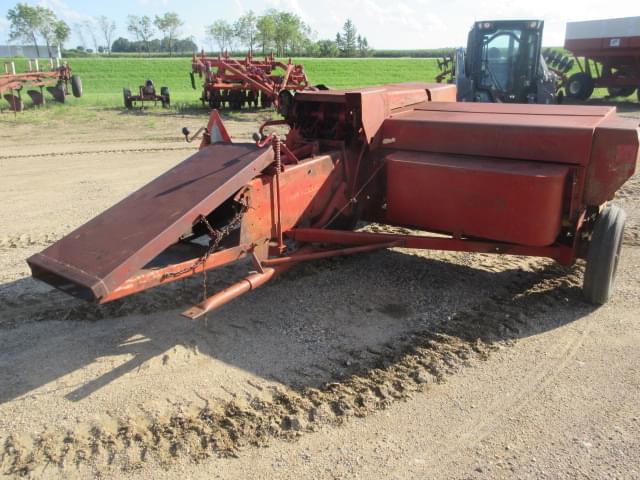 Image of New Holland 275 equipment image 4