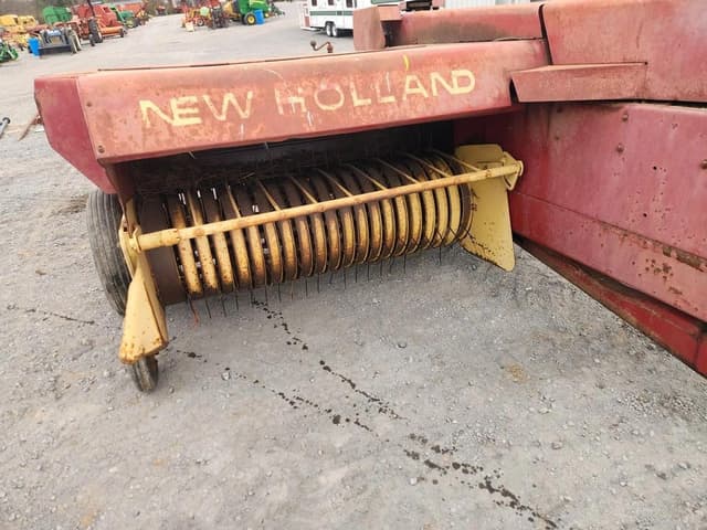 Image of New Holland 275 equipment image 2