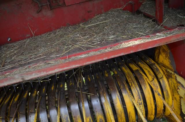Image of New Holland 276 equipment image 3
