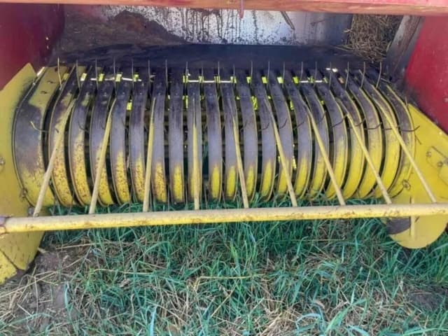 Image of New Holland 276 equipment image 3