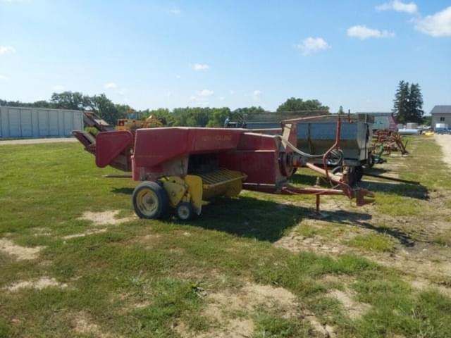 Image of New Holland 276 equipment image 2