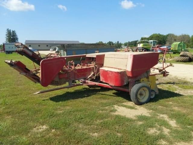 Image of New Holland 276 equipment image 3