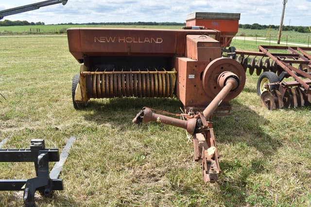 Image of New Holland 276 equipment image 1