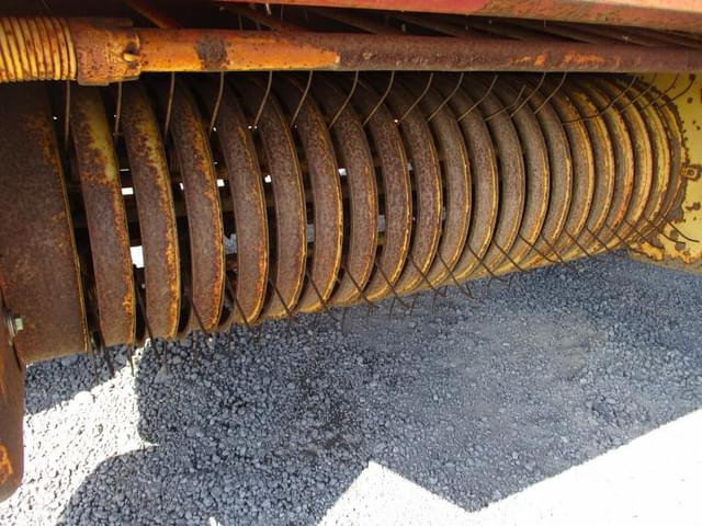 Image of New Holland 276 equipment image 2