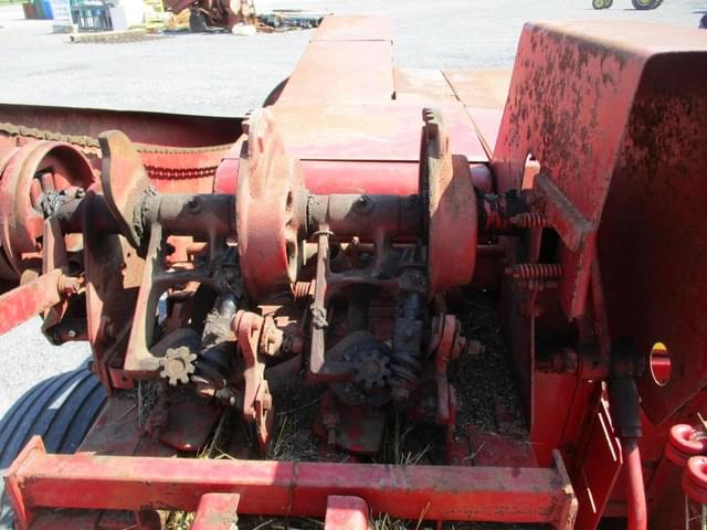 Image of New Holland 276 equipment image 4