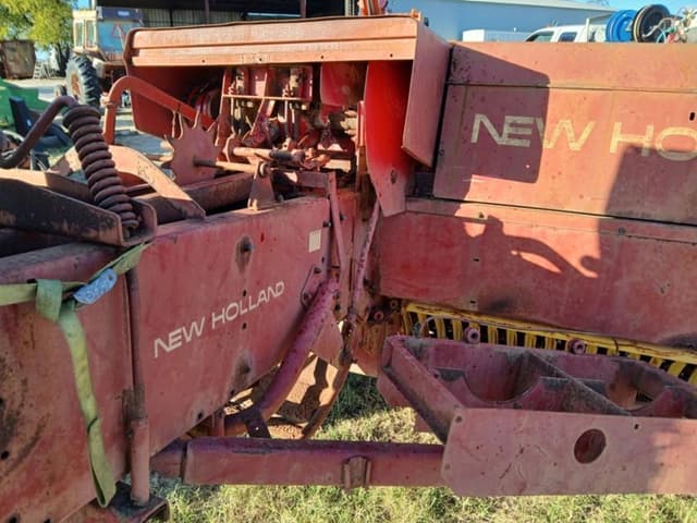Image of New Holland 276 equipment image 4