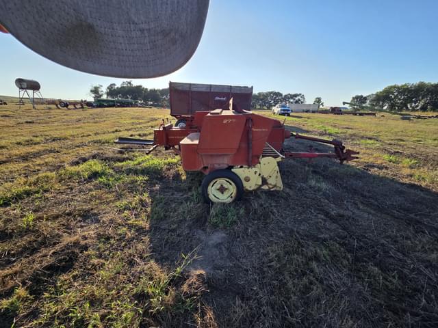 Image of New Holland 277 equipment image 1