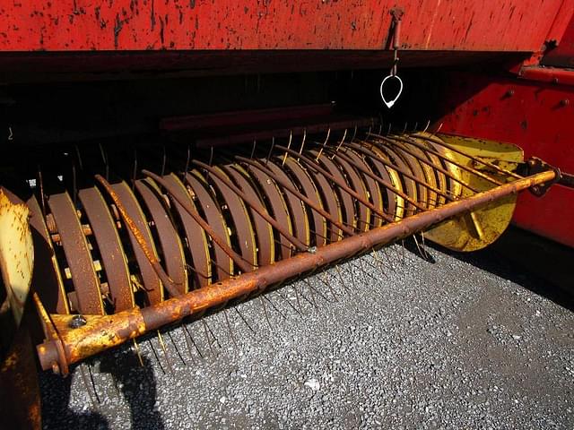 Image of New Holland 278 equipment image 3