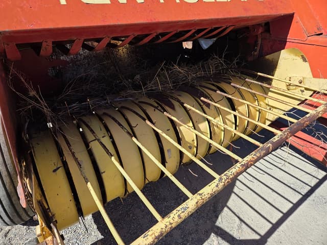 Image of New Holland 280 equipment image 3