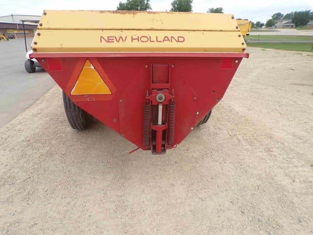 Image of New Holland 305 equipment image 4