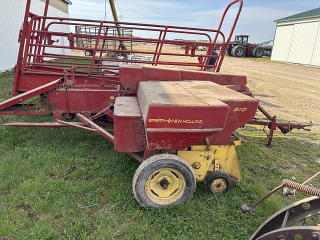 Image of New Holland 310 equipment image 3