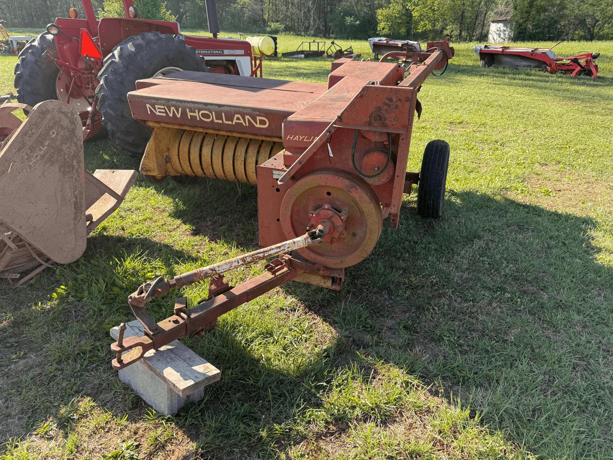 New Holland 310 Equipment Image0