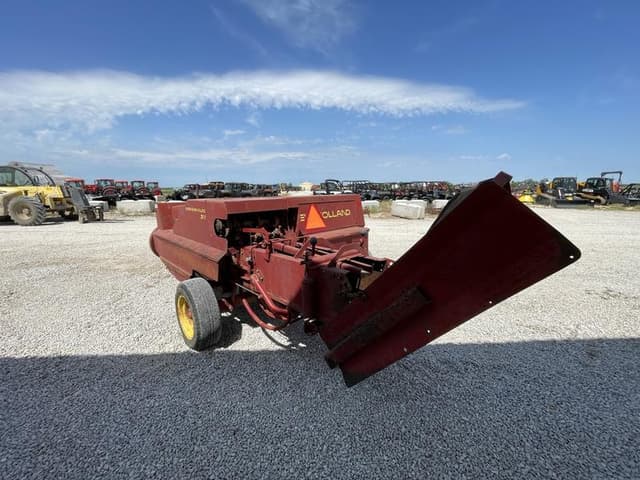 Image of New Holland 311 equipment image 3