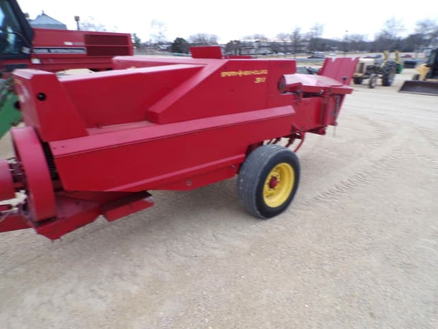 Image of New Holland 311 equipment image 3