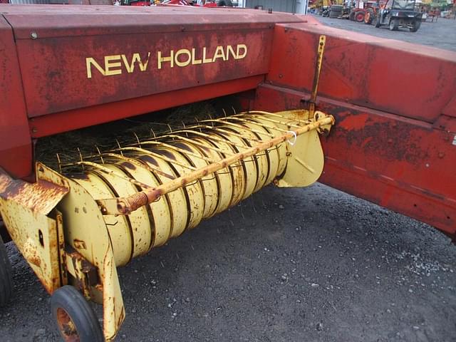 Image of New Holland 311 equipment image 2