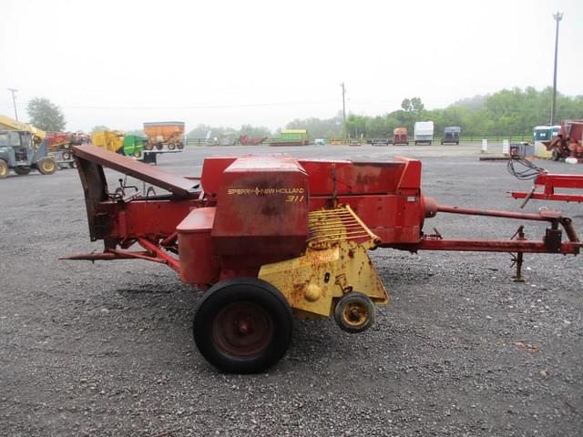 Image of New Holland 311 equipment image 3