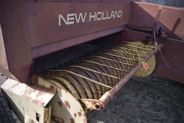 Image of New Holland 311 equipment image 3