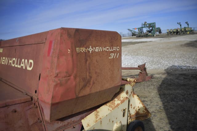 Image of New Holland 311 equipment image 4