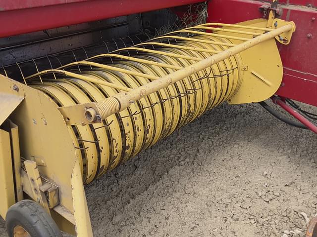 Image of New Holland 311 equipment image 4