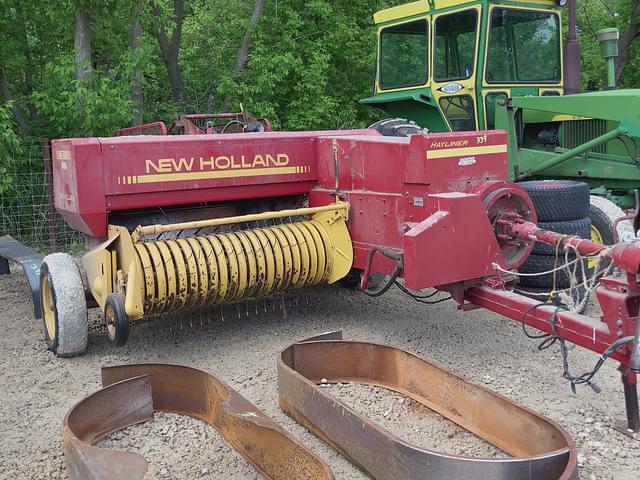Image of New Holland 311 equipment image 3