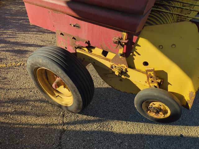 Image of New Holland Hayliner 315 equipment image 2