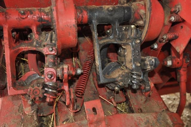 Image of New Holland 315 equipment image 4