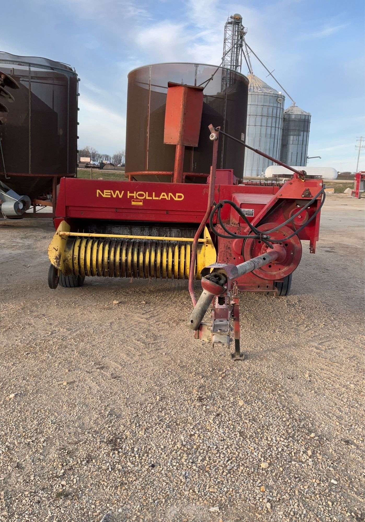 New Holland 320 Equipment Image0