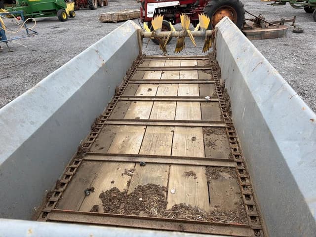 Image of New Holland 325 equipment image 3