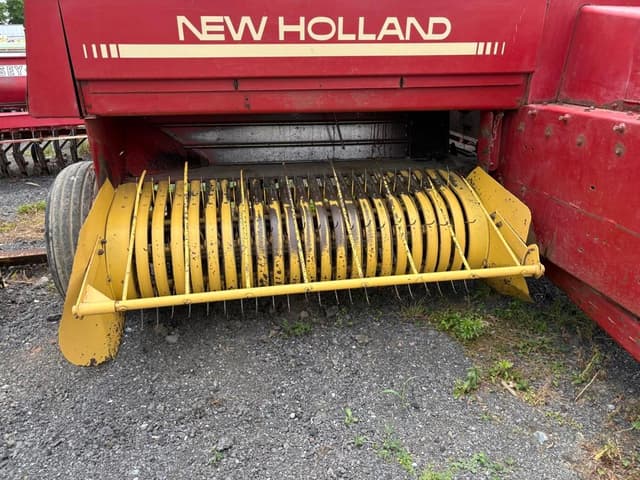Image of New Holland 326 equipment image 1