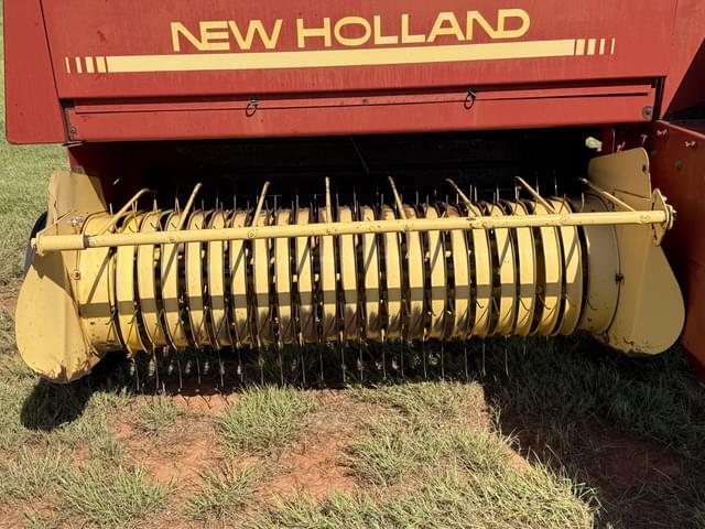 Image of New Holland 326 equipment image 4