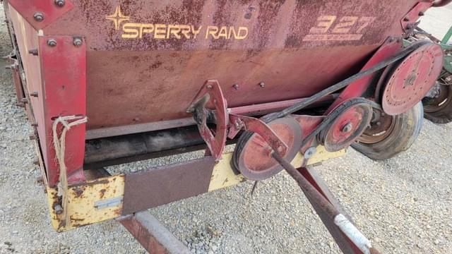 Image of New Holland 327 equipment image 2