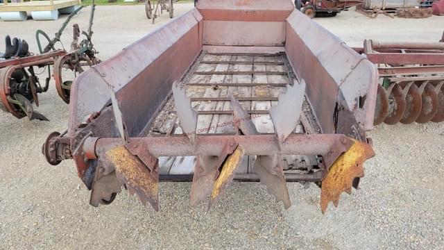 Image of New Holland 327 equipment image 4
