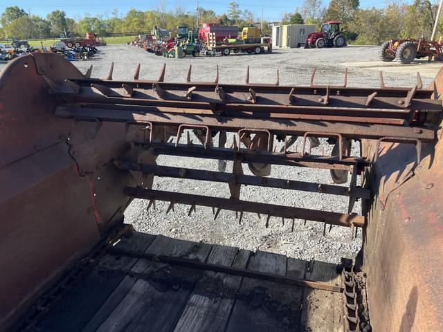 Image of New Holland 327 equipment image 4