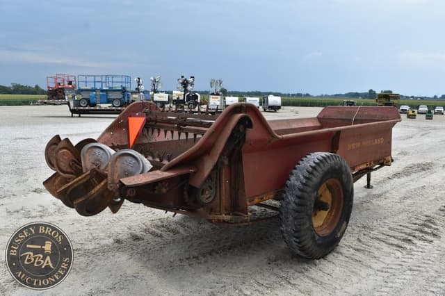 Image of New Holland 327T equipment image 4