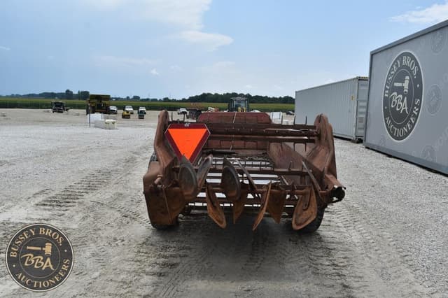 Image of New Holland 327T equipment image 3
