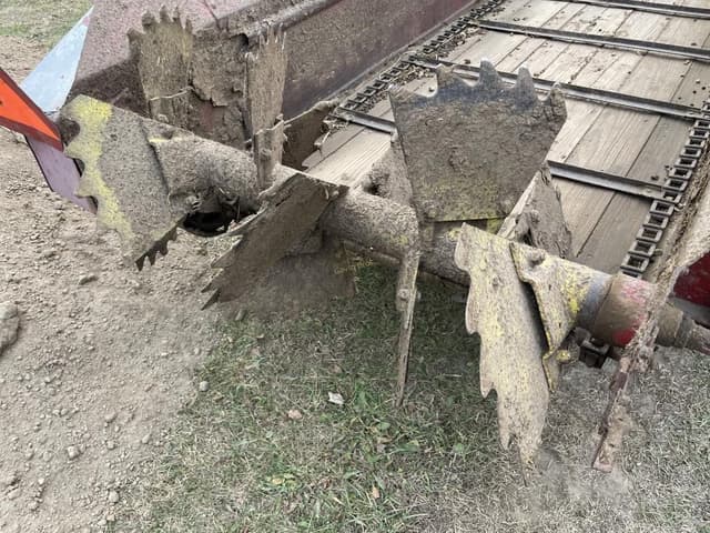 Image of New Holland 328 equipment image 4