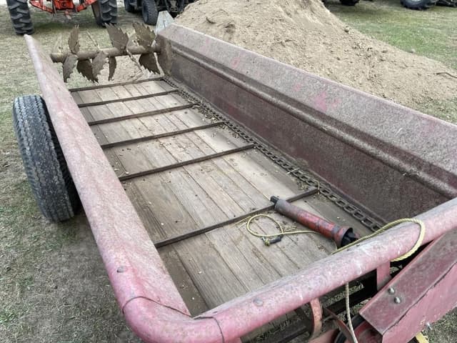 Image of New Holland 328 equipment image 2