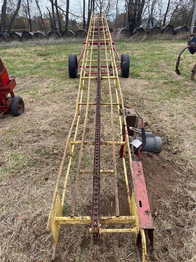 Image of New Holland 132 equipment image 2