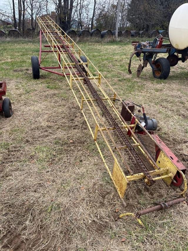 Image of New Holland 132 equipment image 1