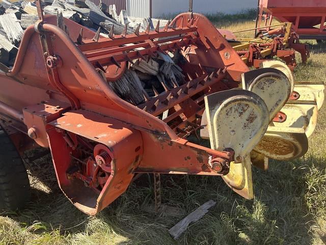 Image of New Holland 331 equipment image 4