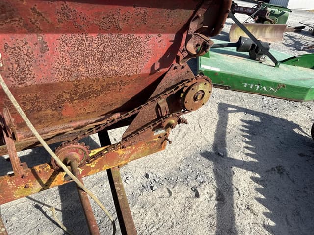 Image of New Holland 331 equipment image 3